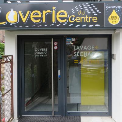 Vitrine laverie du Centre à Faverges